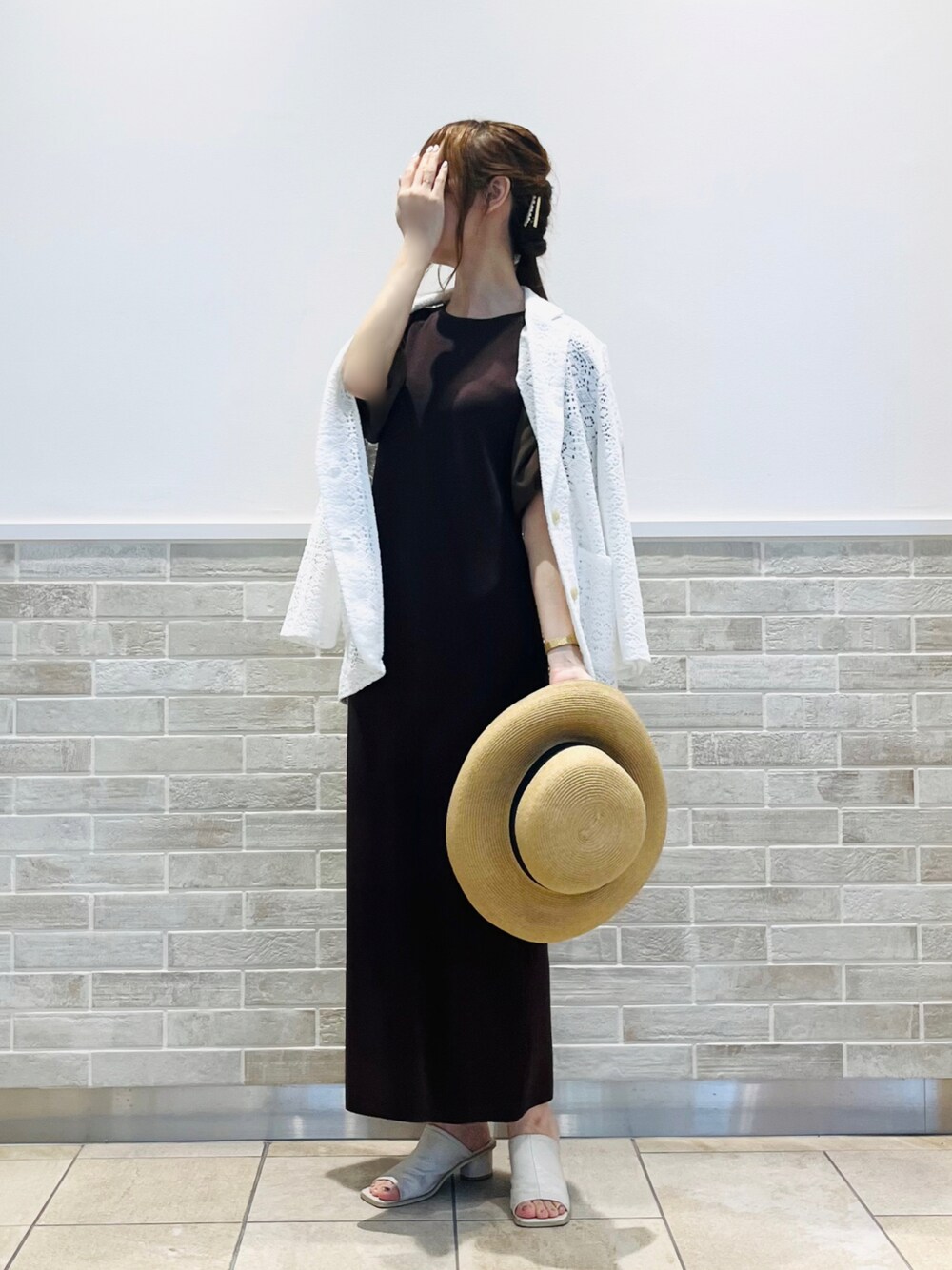 「いまどきジャケット写真、レース、ワンピース、オトナ女子、シンプルコーデ、夏コーデ、むぎわら帽子、キレイめコーデ、夏、ニットワンピース、ブラウン、テチチ(Te chichi)、Te chichi(Te chichi)」｜「Te chichiのアイテム（ジャケット/アウター、ホワイト系）」を使った、Wendyさん（レディース・162cm）の春コーディネートの1枚目の写真