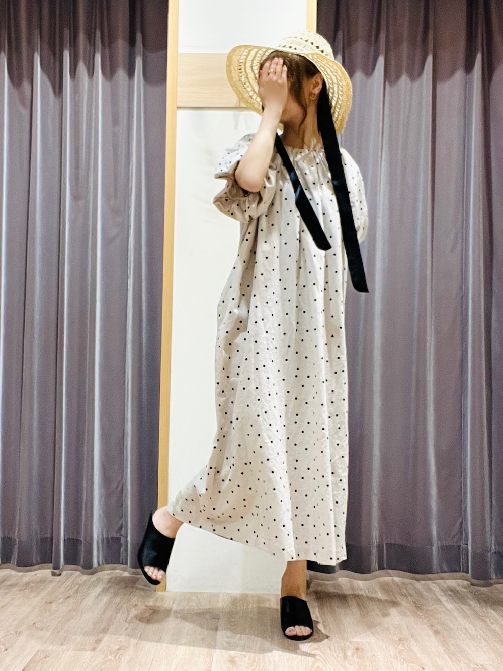 「夏コーデ、テチチ(Te chichi)、休日スタイル、サンダル、ワンピース、ドット、リラックススタイル、キレイめカジュアル、ラフ、お出かけコーデ、楽チンコーデ、骨格ウェーブ、シンプルコーデ、リボン、むぎわら帽子」｜「Te chichiのコットンリネンドットプリントワンピース（ワンピース、ホワイト系）」を使った、Wendyさん（レディース・162cm）の夏コーディネートの1枚目の写真