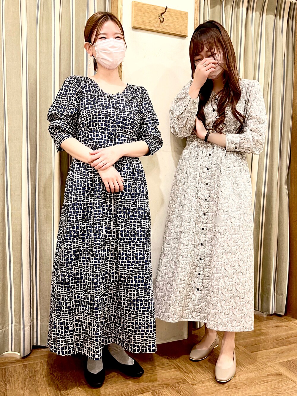 「ワンピース、ロングワンピース、リバティ、パンプス、大人かわいい、キレイめ、お出かけコーデ、春服、春コーデ、春カラー、シンプル、シンプルコーデ、オトナ女子、ネイビー、ネイビー×ホワイト」｜「Te chichiのリバティプリント前釦ワンピース（ワンピース、ホワイト系）」を使った、Wendyさん（レディース・162cm）の冬コーディネートの1枚目の写真
