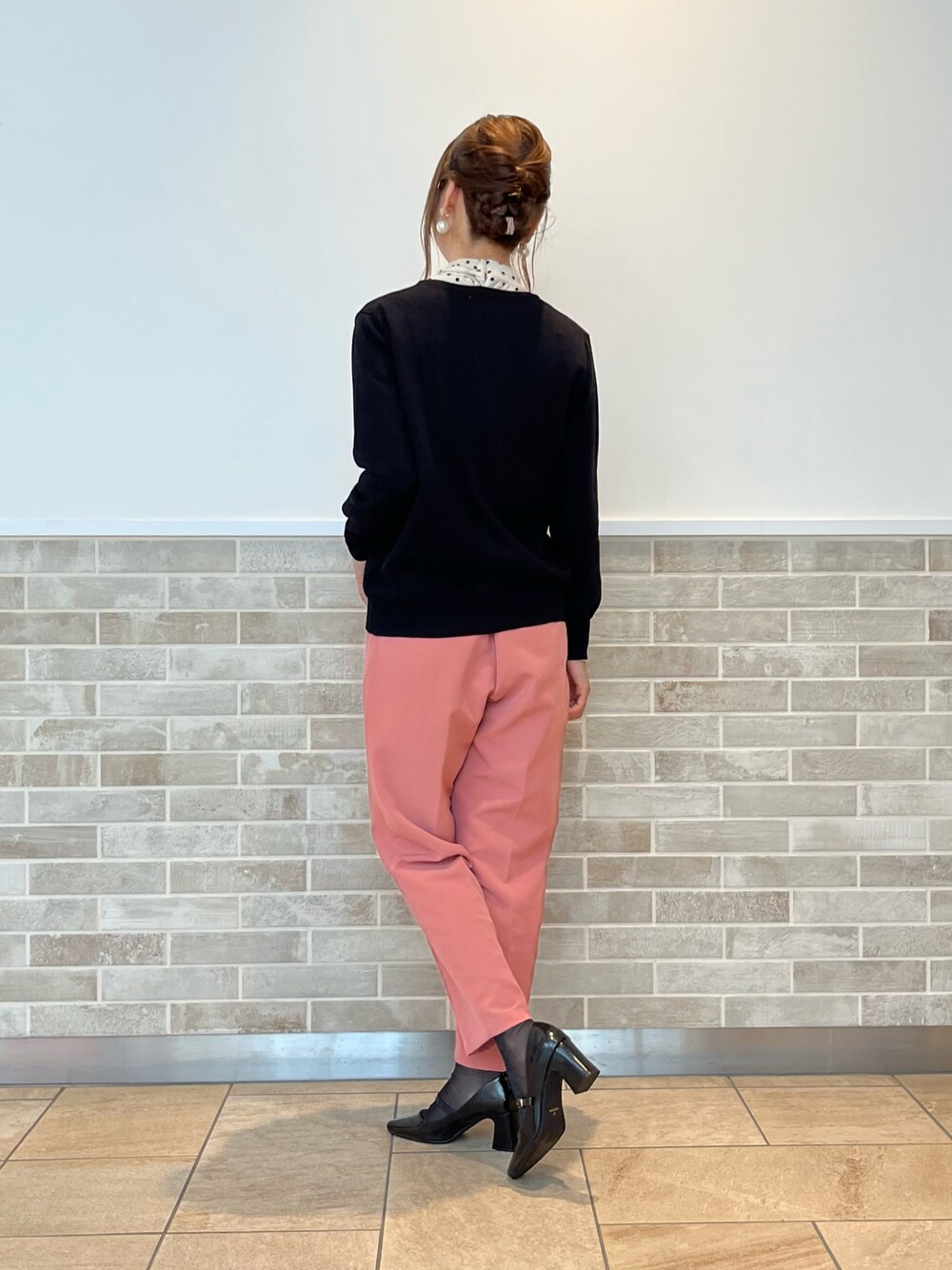 ピンク系のその他パンツ、ブラック系のカーディガン/ボレロ、ホワイト系のシャツ/ブラウスを着用したレディースの秋コーディネートの1枚目の写真