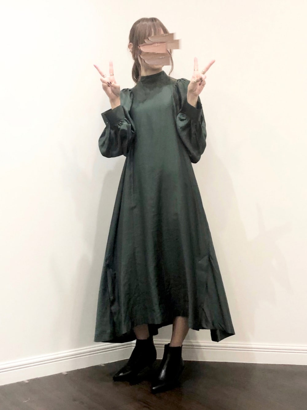 ブラック系のブーツ、ブルー系のワンピース、その他のその他を着用したレディースの秋コーディネートの1枚目の写真