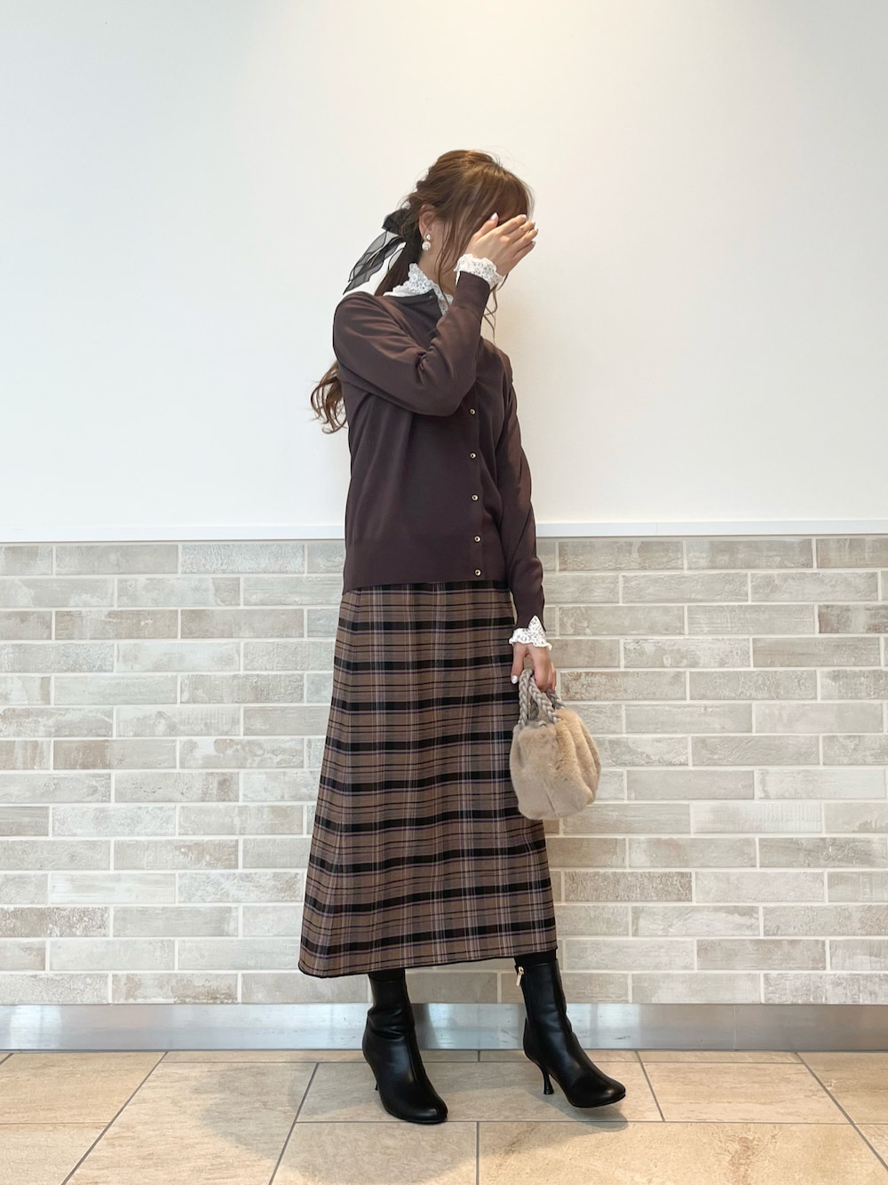 「Te chichi(Te chichi)、ブラウン、チェック、チェック柄、リバーシブル、ブーツ、カーディガン、キレイめ、秋コーデ、インナー、ファー小物、骨格ウェーブ、オトナ女子、レイヤードスタイル、休日スタイル」｜「Te chichiの【貴島明日香コラボ】チェックリバーシブルスカート（スカート、ブラック系）」を使った、Wendyさん（レディース・162cm）の秋コーディネートの1枚目の写真