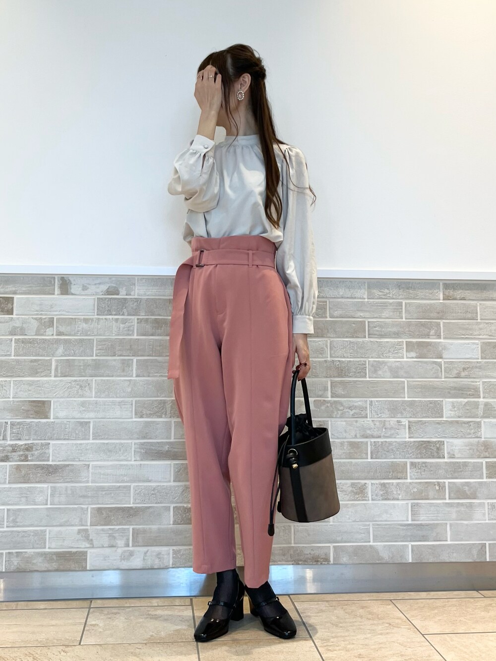 ピンク系のその他パンツ、ブラウン系のハンドバッグ、ブラック系のパンプスを着用したレディースの秋コーディネートの1枚目の写真