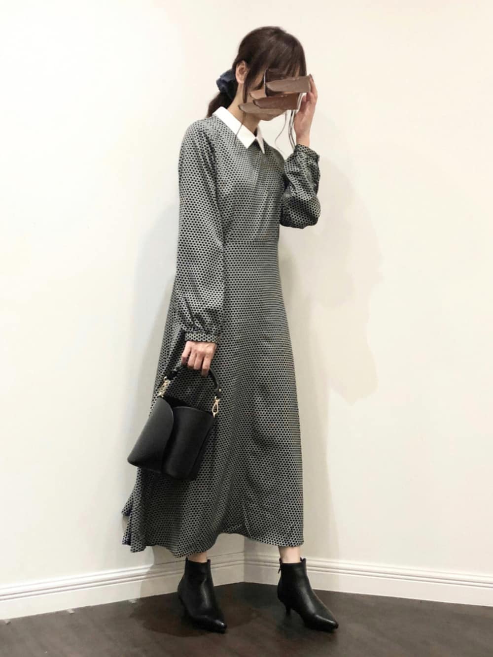 「ワンピース、ブーツ、シンプル、秋のコーデ、モノトーン、キレイめ、お出かけコーデ、大人コーデ、ロングワンピース、柄ワンピース、ミニバッグ、モノトーンコーデ、クレリック、秋冬コーデ、オトナ女子」｜「Te chichiのファー巾着×合皮バッグ（ショルダーバッグ、ブラック系）」を使った、Wendyさん（レディース・162cm）の秋コーディネートの1枚目の写真