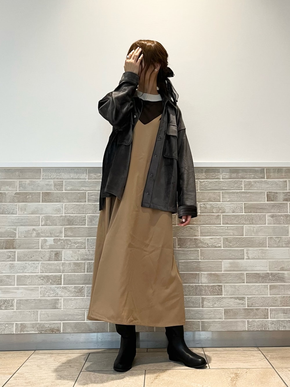 ベージュ系のワンピース、ブラウン系のニット/セーター、グレー系のノーカラージャケットを着用したレディースの秋コーディネートの1枚目の写真