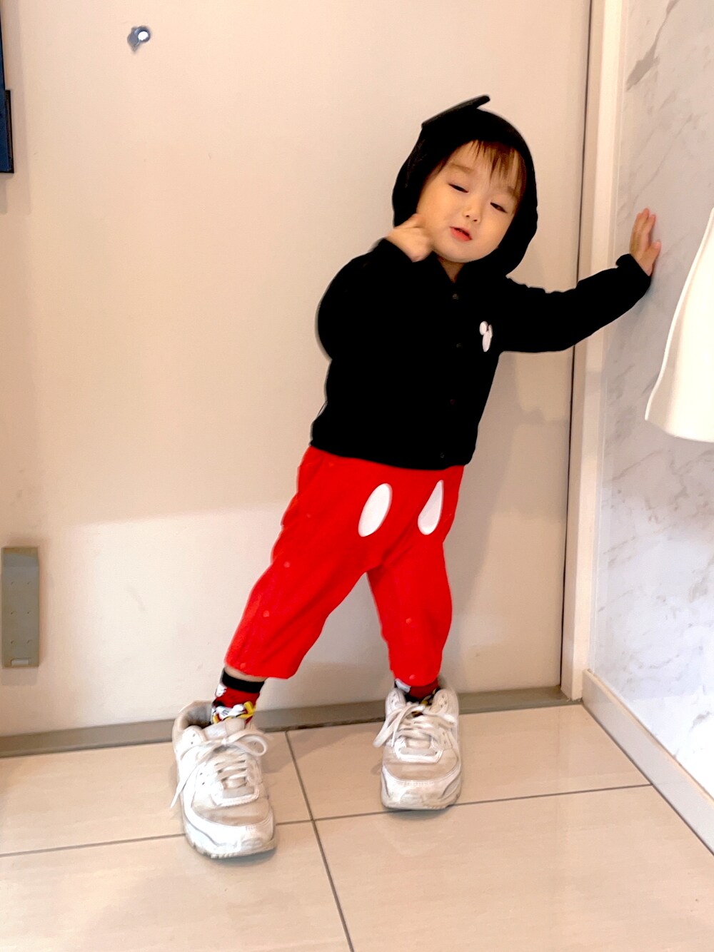 「ミッキー、ディズニーコーデ、秋コーデ、男の子コーデ、カジュアルコーデ、キッズファッション、ハロウィン、カボチャコーデ🎃、おとこのこ、一歳、ベビードール」｜「BABYDOLLのアイテム（ロンパース、レッド系）」を使った、あっくんさん（キッズ・90cm）の秋コーディネートの1枚目の写真