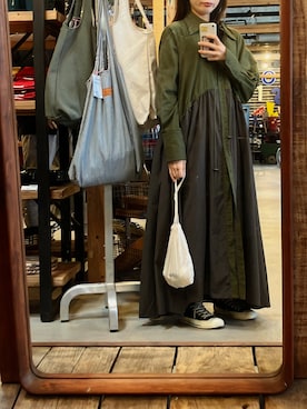 「ワンピース×スニーカー」｜「アイテム（シャツワンピース）」を使った、osyarejanaiさん（レディース・158cm）の秋コーディネート
