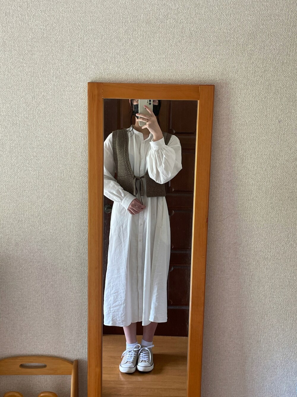 ホワイト系のワンピース、ブラウン系のその他トップス、ベージュ系のスニーカーを着用したレディースの秋コーディネートの1枚目の写真