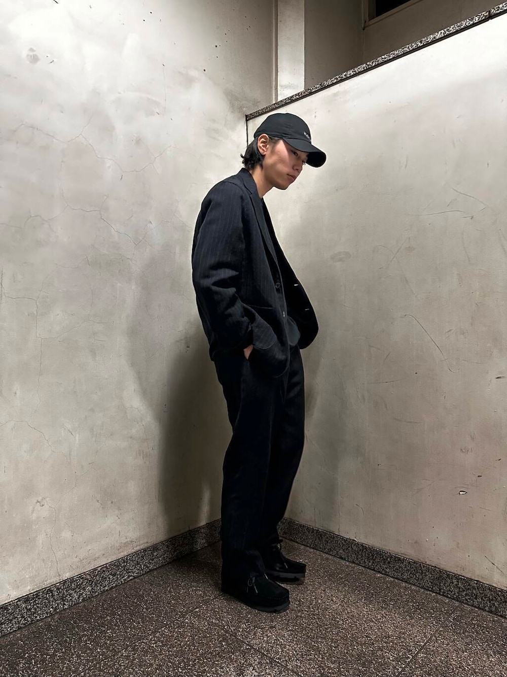 ブラック系のその他シューズ、ブルー系のその他アウター、ブルー系のその他パンツを着用したメンズの冬コーディネートの1枚目の写真