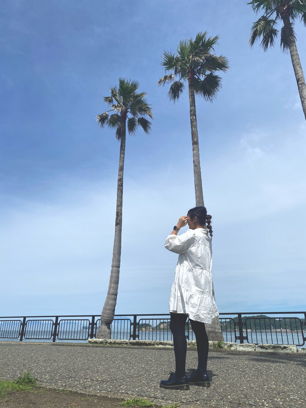 「春夏コーデ、シンプルコーデ、白、ゆるコーデ、ロングワンピース、春服」｜「GRLのティアードミニワンピース（ワンピース、ホワイト系）」を使った、mimimi0502さん（レディース・160cm）の春コーディネートの1枚目の写真