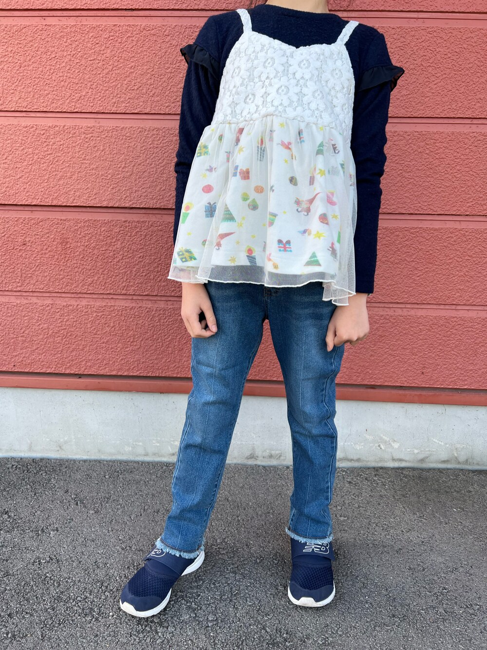 「クリスマスに着たい服、冬コーデ、キッズファッション、女の子、ホワイトコーデ、スニーカーコーデ、スニーカー、デニムパンツ、おしゃれさんと繋がりたい、kladskap、BREEZE、New Balance、女の子コーデ、カジュアルコーデ、クリスマスイブ」｜「kladskapのアイテム（トップス、その他）」を使った、Yu-&Ri-(多忙のため不定期投稿)さん（キッズ・120cm）の冬コーディネートの1枚目の写真