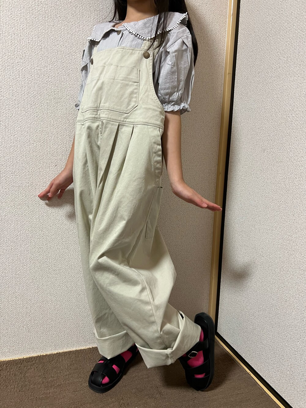 「キッズコーデ、女の子、夏コーデ、サンダルに靴下、ブラウス、サロペット、グルカサンダル、カラーソックス、カジュアル、ガーリー、pairmanon、ampersand、ローリーズファーム(LOWRYS FARM)、LOWRYS FARM、green label relaxing」｜「pairmanonの【かぞくおそろい】ポンポンテープフリル半袖ブラウス（シャツ/ブラウス、ブルー系）」を使った、Yu-&Ri-(多忙のため不定期投稿)さん（キッズ・124cm）の夏コーディネートの1枚目の写真