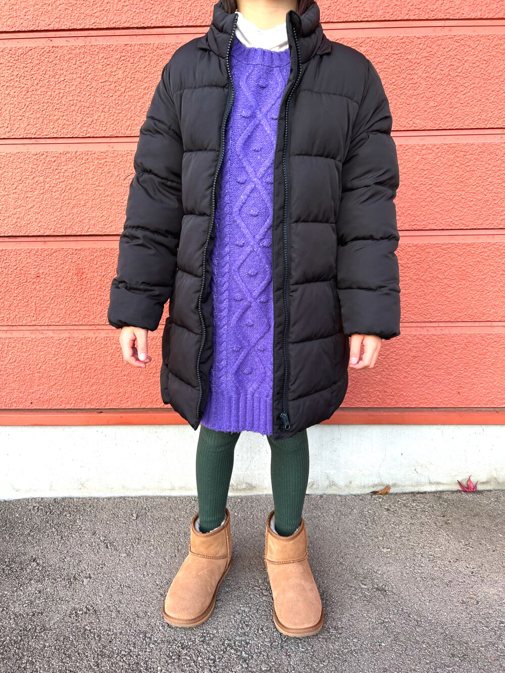 「キッズコーデ、女の子コーデ、女の子、小学生、ダウン、ニットワンピース、レギンス、ブーツ、タートルネック、GAP、putit mine、EMU Australia、Right-on、パープル、今日のコーデ」｜「petit mainのオーガニックハイネック長袖インナーTシャツ（Tシャツ/カットソー、ホワイト系）」を使った、Yu-&Ri-(多忙のため不定期投稿)さん（キッズ・120cm）の冬コーディネートの1枚目の写真