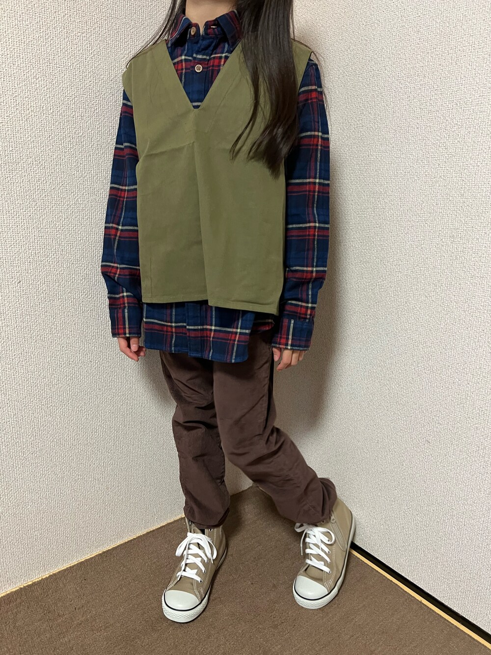 「キッズコーデ、キッズファッション、女の子、カジュアル、カジュアルコーデ、シンプル、シンプルコーデ、レイヤードスタイル、ベスト、シャツスタイル、チェック、コーデュロイパンツ、パンツスタイル、コーデュロイ、スニーカー」｜「CIAOPANIC TYPYの【KIDS】コットンツイルサイドスリットミリタリーベスト（ベスト、グリーン系）」を使った、Yu-&Ri-(多忙のため不定期投稿)さん（キッズ・127cm）の冬コーディネートの1枚目の写真