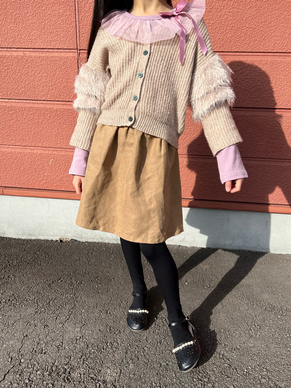 「キッズコーデ、ガーリー、スカート、カーディガン、ドレスシューズ、ピンク、ベージュ、ブラック、GLOBAL WORK、sorotto、CIAOPANIC TYPY、bee des bee、tutuanna、春コーデ、きれいめカジュアル」｜「Bee des Beeのデザイン長袖Tシャツ（Tシャツ/カットソー、パープル系）」を使った、Yu-&Ri-(多忙のため不定期投稿)さん（キッズ・120cm）の冬コーディネートの1枚目の写真