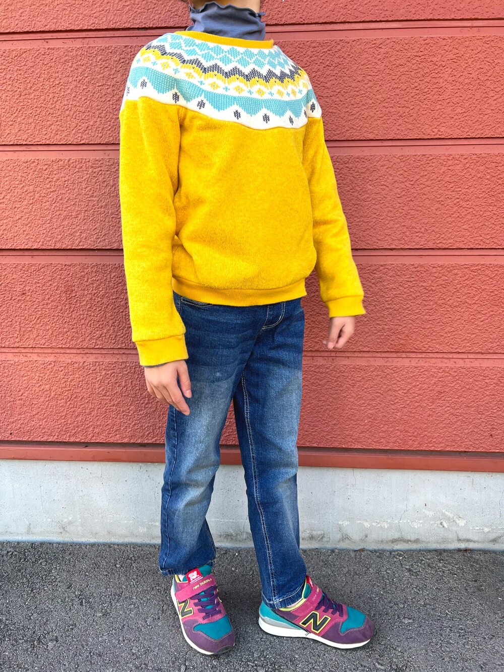 「カジュアル、イエロー、New Balance、タートルネック、女の子、Right-on、小学生、petit main、秋コーデ、moujonjon、おしゃれさんと繋がりたい、今日のコーデ」｜「petit mainのオーガニックハイネック長袖インナーTシャツ（Tシャツ/カットソー、ブルー系）」を使った、Yu-&Ri-(多忙のため不定期投稿)さん（キッズ・120cm）の秋コーディネートの1枚目の写真