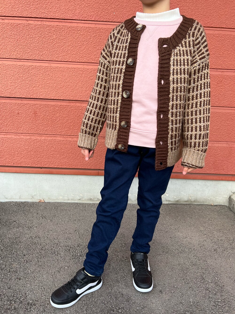 「キッズコーデ、カジュアル、スニーカー、スウェット、デニム、カーディガン、女の子、レイヤードスタイル、LOWRYS FARM、VANS、MPS、UNIQLO、GU、チョコ色に染まれ」｜「UNIQLOのアイテム（トップス、ホワイト系）」を使った、Yu-&Ri-(多忙のため不定期投稿)さん（キッズ・120cm）の冬コーディネートの1枚目の写真