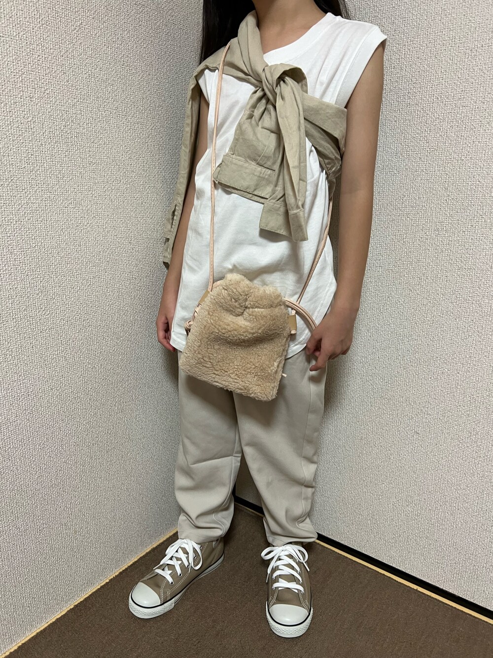 「キッズコーデ、女の子、カジュアル、タンクトップ、シャツスタイル、ショルダーバッグ、パンツスタイル、スニーカー、淡色コーデ、LOWRYS FARM、ローリーズファーム(LOWRYS FARM)、チャオパニックティピー(CIAOPANIC TYPY)、une mansion、コンバース、converse」｜「CIAOPANIC TYPYの【KIDS】OSOROウォッシャブルリネンバンドカラーシャツ（シャツ/ブラウス、ベージュ系）」を使った、Yu-&Ri-(多忙のため不定期投稿)さん（キッズ・127cm）の秋コーディネートの1枚目の写真