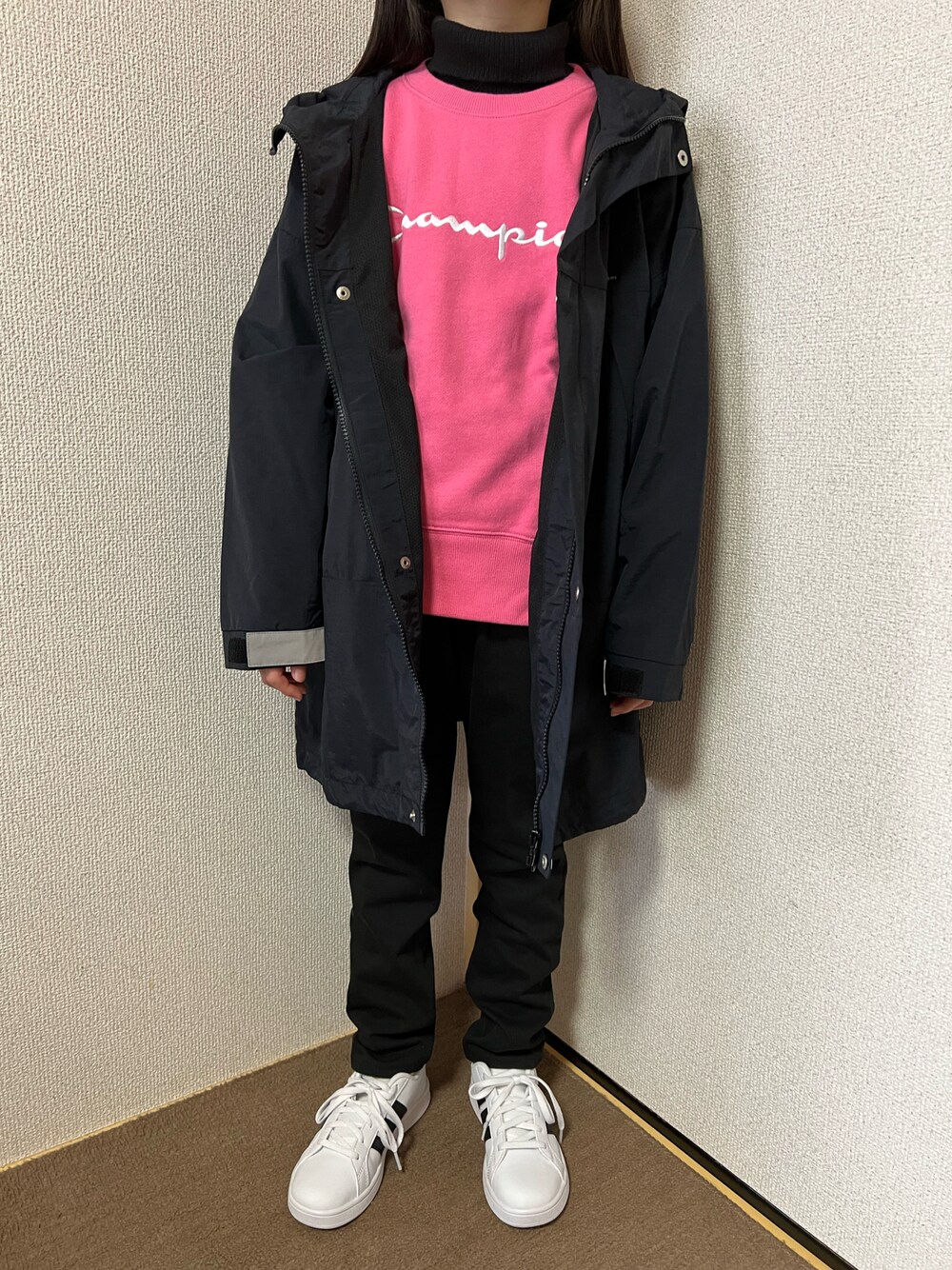 「キッズコーデ、女の子、カジュアル、秋コーデ、ロゴスウェット、モッズコート、マウンテンパーカー、タートルネック、パンツスタイル、スニーカー、ピンク、ブラック、ホワイト、シンプル、モノトーンに差し色」｜「GLOBAL WORKの【キッズ】テレコタートルネックＴ長袖/804277（Tシャツ/カットソー、ブラック系）」を使った、Yu-&Ri-(多忙のため不定期投稿)さん（キッズ・127cm）の秋コーディネートの1枚目の写真