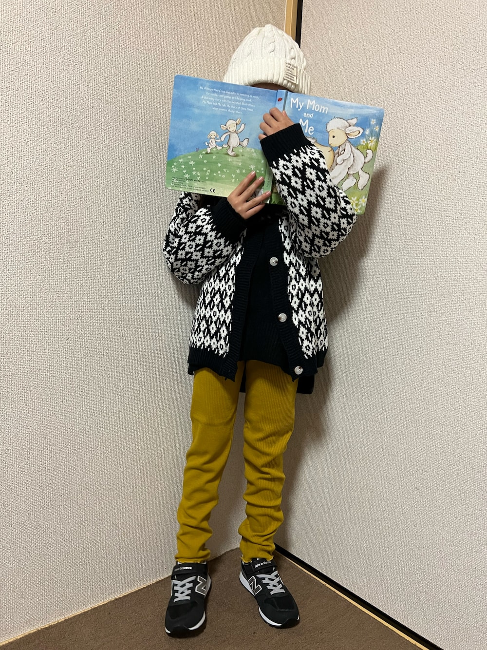 「キッズコーデ、キッズファッション、女の子、秋冬コーデ、ニット帽、ニット、レギンス、スニーカー、モノトーン、カジュアル、カジュアルコーデ、シンプル、シンプルコーデ、レイヤードスタイル、カーディガン」｜「OMNESのキッズ ウォッシャブルラグランニット（ニット/セーター、ブラック系）」を使った、Yu-&Ri-(多忙のため不定期投稿)さん（キッズ・127cm）の冬コーディネートの1枚目の写真