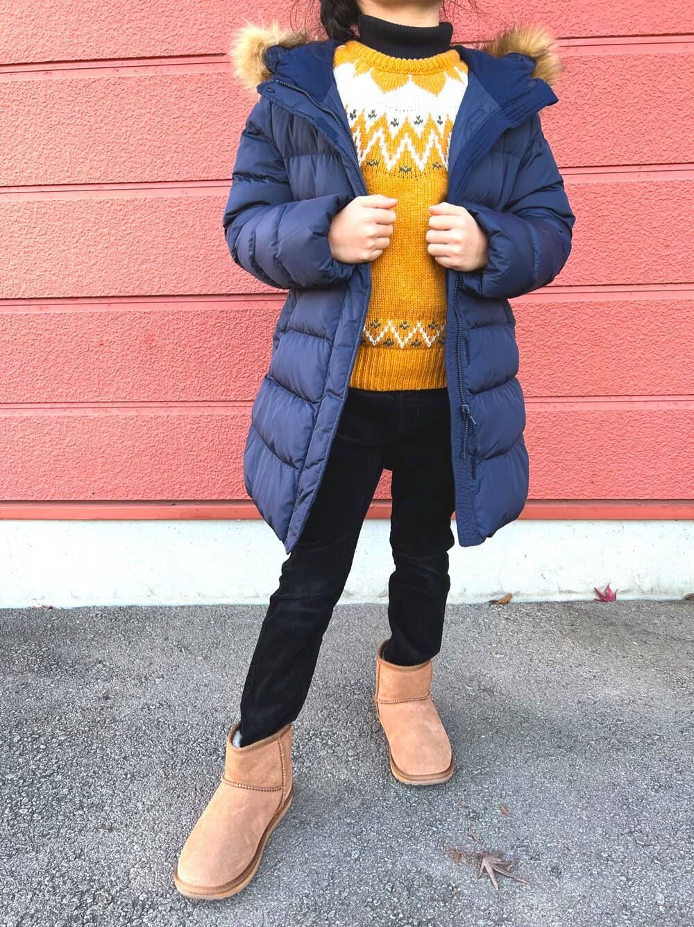 「ニット、ブーツ、ダウン、UNIQLO、冬コーデ、コーデュロイパンツ、休日スタイル、女の子、Right-on、GROBAL WORK、女の子コーデ、小学生、キッズファッション、おしゃれさんと繋がりたい、EMU Australia」｜「GLOBAL WORKの【キッズ】テレコタートルネックＴ長袖/804277（Tシャツ/カットソー、ブラック系）」を使った、Yu-&Ri-(多忙のため不定期投稿)さん（キッズ・120cm）の冬コーディネートの1枚目の写真