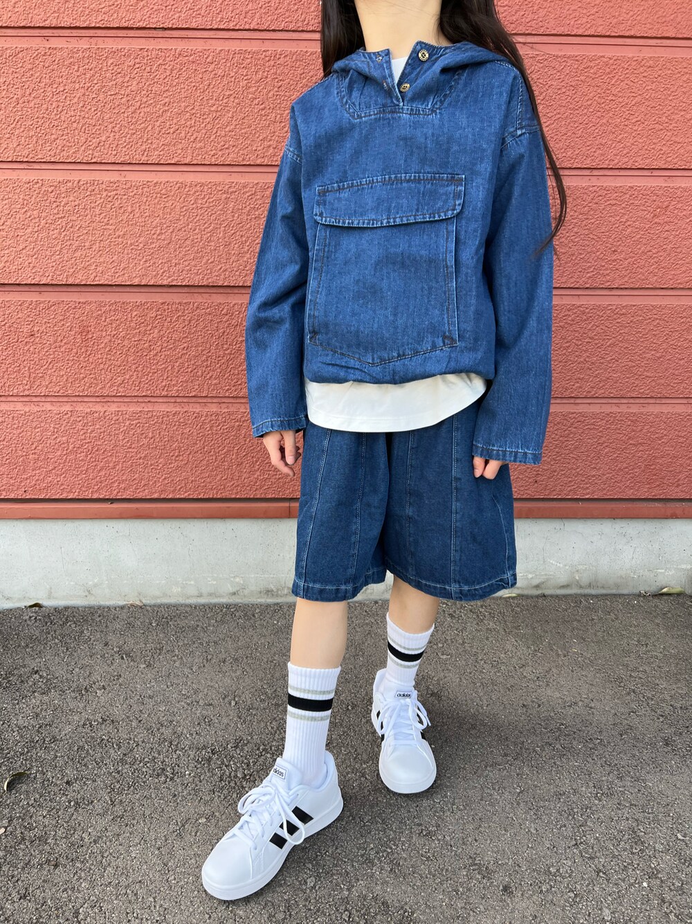 「キッズコーデ、デニム、セットアップ、レイヤードスタイル、春コーデ、スニーカー、ショートパンツ、aimoha(aimoha)、BREEZE、GU、UNIQLO、adidas、ホワイト、デニムオンデニム、女の子」｜「aimohaの【aimoha-KIDS-】【新作】韓国子供服 ビッグポケットフード付きデニムパーカーハーフパンツ上下セットアップ（セットアップ、ブルー系）」を使った、Yu-&Ri-(多忙のため不定期投稿)さん（キッズ・120cm）の春コーディネートの1枚目の写真
