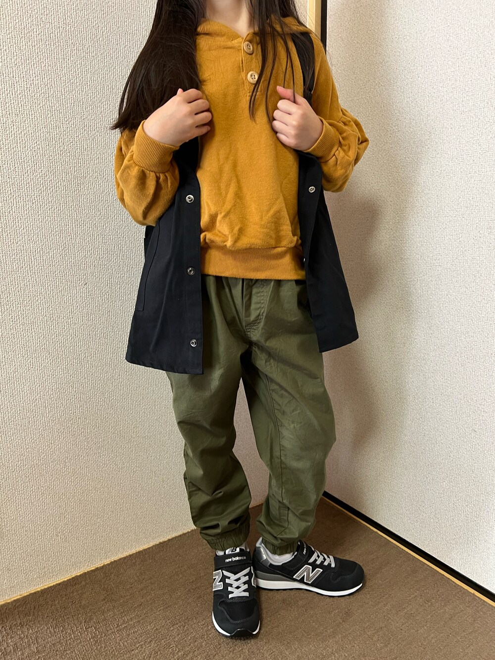 「キッズコーデ、女の子、カジュアル、ベスト、パーカー、カーゴパンツ、パンツスタイル、スニーカー、秋コーデ、ローリーズファーム(LOWRYS FARM)、LOWRYS FARM、antiqua、New Balance、ニューバランス、GAP」｜「LOWRYS FARMのウラケギャザーパーカー　216009（パーカー、イエロー系）」を使った、Yu-&Ri-(多忙のため不定期投稿)さん（キッズ・127cm）の秋コーディネートの1枚目の写真