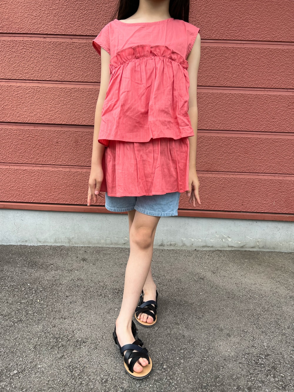 「キッズコーデ、カジュアル、ガーリー、フリル、夏コーデ、女の子、チュニック、ショートパンツ、サンダル、Branshes、sorotto、ピンク、ブルー、ブラック、summer」｜「BRANSHESの二段フリルチュニック（チュニック、ピンク系）」を使った、Yu-&Ri-(多忙のため不定期投稿)さん（キッズ・122cm）の夏コーディネートの1枚目の写真