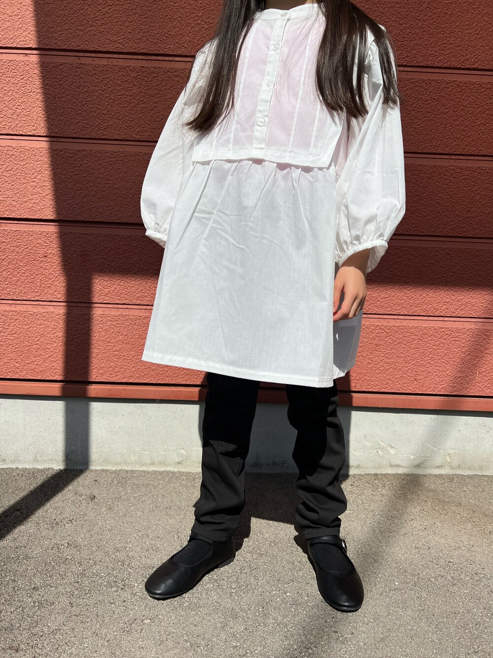 「キッズコーデ、女の子、カジュアル、モノトーン、ビッグシルエット、ブラウス、タンクトップ、パンツスタイル、バレエシューズ、ごきげんウィーク、LOWRYS FARM、GLOBAL WORK、vivian、春夏コーデ、ホワイト」｜「GLOBAL WORKのキッズ/ピンタックボリューム袖ブラウス/273257（シャツ/ブラウス、ホワイト系）」を使った、Yu-&Ri-(多忙のため不定期投稿)さん（キッズ・122cm）の春コーディネートの1枚目の写真
