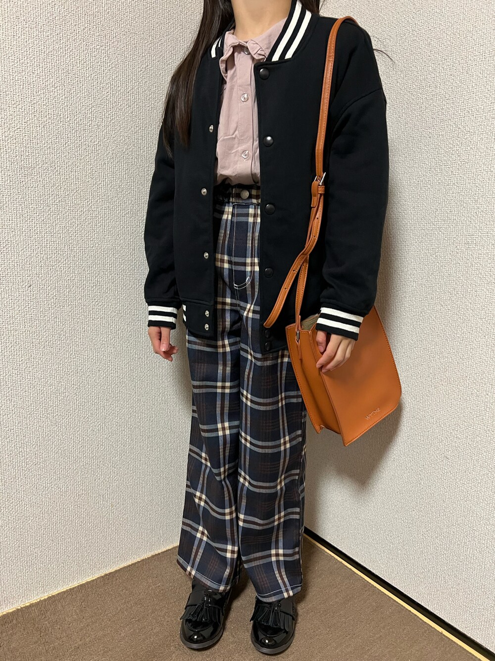 「キッズコーデ、キッズファッション、女の子、カジュアル、カジュアルコーデ、秋冬コーデ、チェック、ビッグカラー、ブラウス、ジャケット、ショルダーバッグ、パンツスタイル、チェックパンツ、ローファー、スタジャン」｜「apres les coursのフリル衿ブラウス（シャツ/ブラウス、ピンク系）」を使った、Yu-&Ri-(多忙のため不定期投稿)さん（キッズ・127cm）の秋コーディネートの1枚目の写真