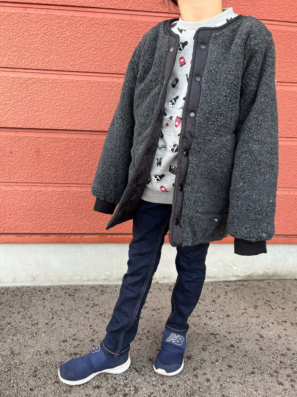 「ボアジャケット、スウェット、デニム、スニーカー、パンツスタイル、ブラック、omnes、New Balance、happy face、EDWIN、キッズコーデ、着回しコーデ、オーバーサイズ、冬コーデ、女の子」｜「OMNESのキッズ リバーシブルキルティングボアジャケット（ブルゾン、ブラック系）」を使った、Yu-&Ri-(多忙のため不定期投稿)さん（キッズ・120cm）の冬コーディネートの1枚目の写真