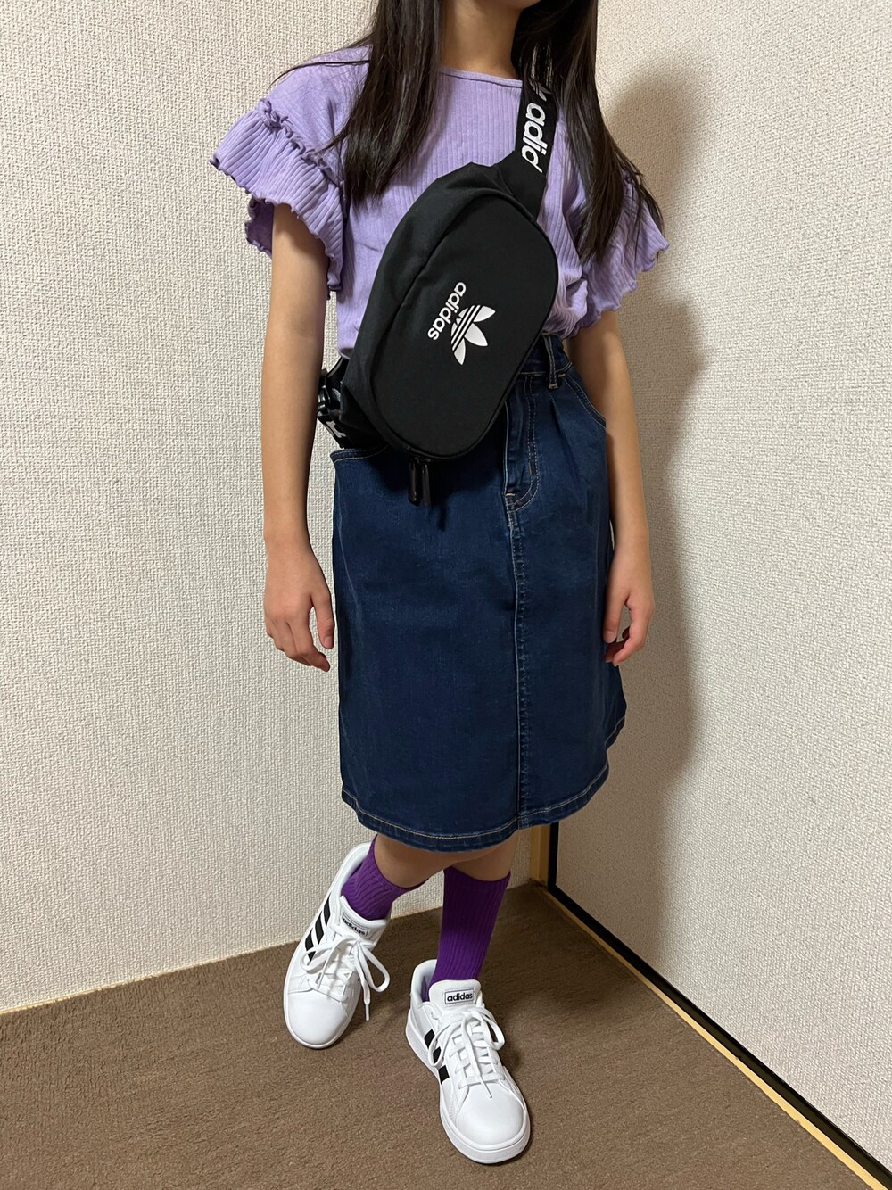 「キッズコーデ、女の子、カジュアル、ガーリー、ショルダーバッグ、デニムスカート、スニーカー、夏コーデ、ever closet、adidas、EDWIN、LOWRYS FARM、ローリーズファーム(LOWRYS FARM)、パープル、カラーソックス」｜「ever closetの半袖トップス（Tシャツ/カットソー、パープル系）」を使った、Yu-&Ri-(多忙のため不定期投稿)さん（キッズ・124cm）の夏コーディネートの1枚目の写真