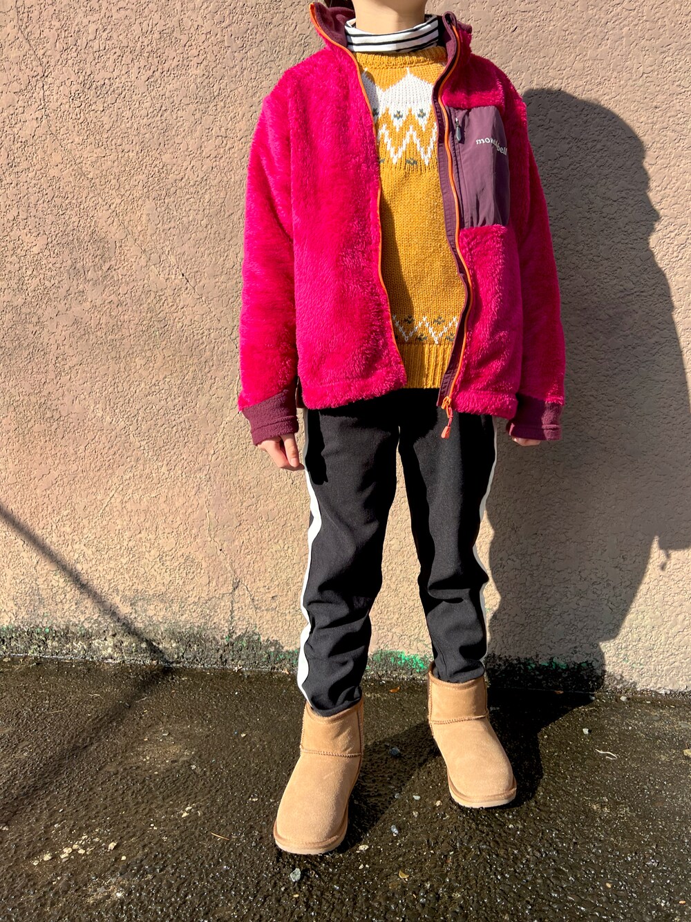 「ピンク、オレンジ、ブラック、ootd、Right-on、EMU Australia、mont-bell、タートルネック、ニット、パンツスタイル、女の子、おしゃれさんと繋がりたい、冬コーデ、休日スタイル、レイヤードスタイル」｜「Right-onのアイテム（ニット/セーター、オレンジ系）」を使った、Yu-&Ri-(多忙のため不定期投稿)さん（キッズ・120cm）の冬コーディネートの1枚目の写真