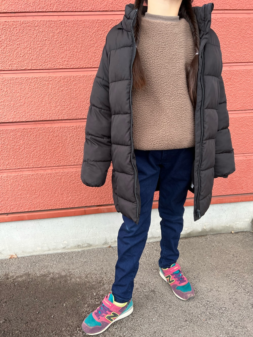 「キッズコーデ、カジュアル、パンツスタイル、もこもこ、デニム、スニーカー、ダウンジャケット、女の子、GAP、New Balance、MPS、apres les cours、プチプラ、冬コーデ、ビッグシルエット」｜「apres les coursのボアキルトトレーナー（スウェット、ブラウン系）」を使った、Yu-&Ri-(多忙のため不定期投稿)さん（キッズ・120cm）の冬コーディネートの1枚目の写真