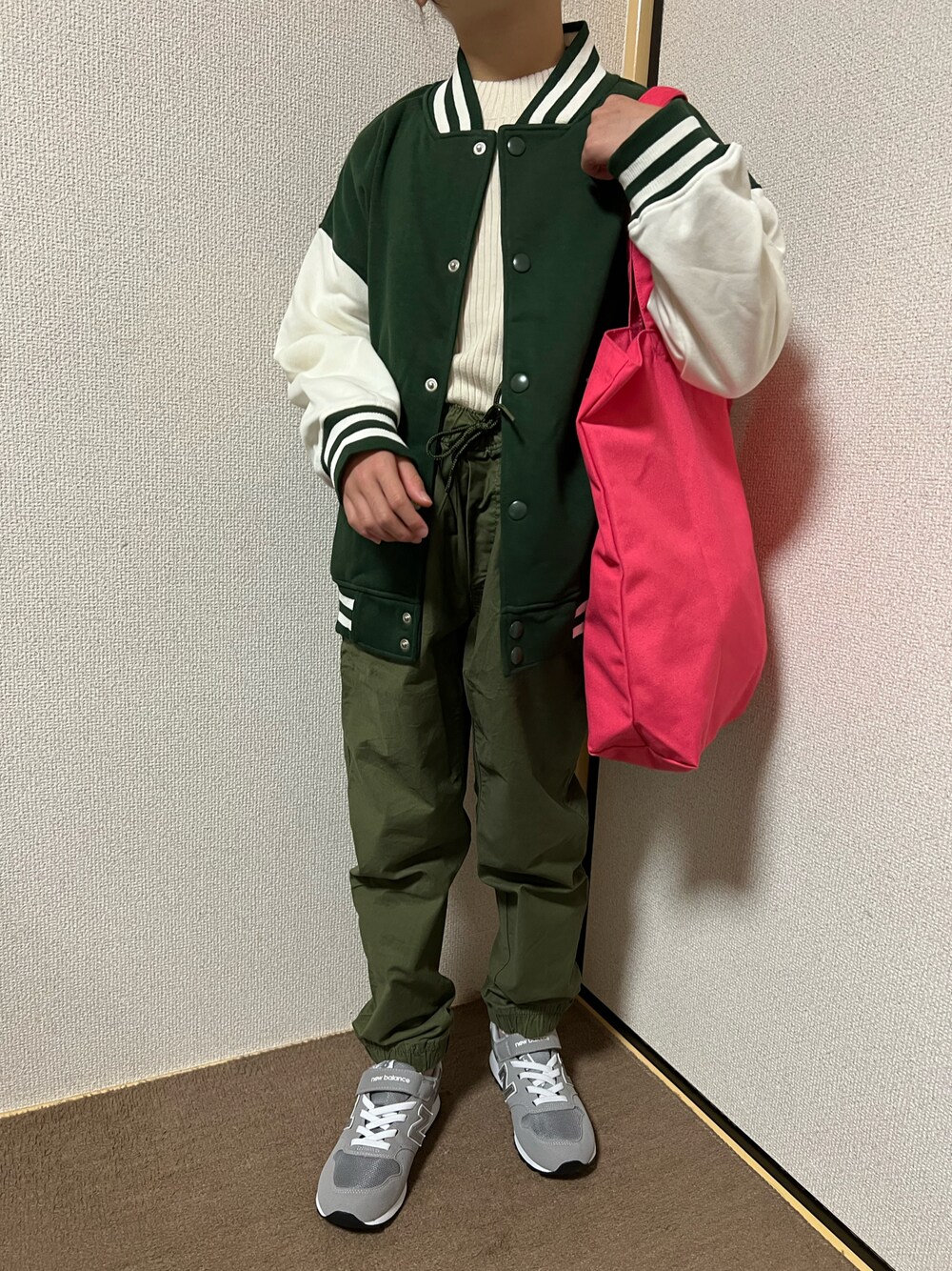 「キッズコーデ、女の子、カジュアル、シンプル、スタジャン、ジャケット、タートルネック、カーゴパンツ、パンツスタイル、スニーカー、トートバッグ、グリーン、ピンク、グレー、秋冬コーデ」｜「GUのアイテム（ジャケット/アウター、グリーン系）」を使った、Yu-&Ri-(多忙のため不定期投稿)さん（キッズ・127cm）の秋コーディネートの1枚目の写真