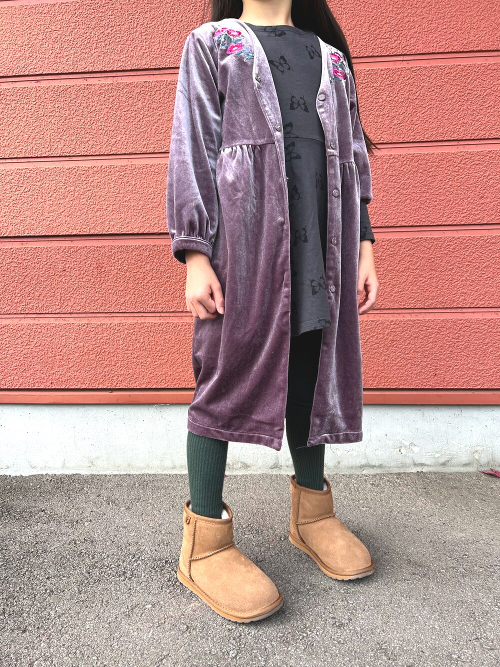「休日スタイル、秋コーデ、キッズコーデ、女の子、女の子コーデ、ブーツ、EMU Australia、H&M、petit main、おしゃれさんと繋がりたい」｜「petit mainのお花刺繍ベロアガウン（その他アウター、パープル系）」を使った、Yu-&Ri-(多忙のため不定期投稿)さん（キッズ・120cm）の秋コーディネートの1枚目の写真