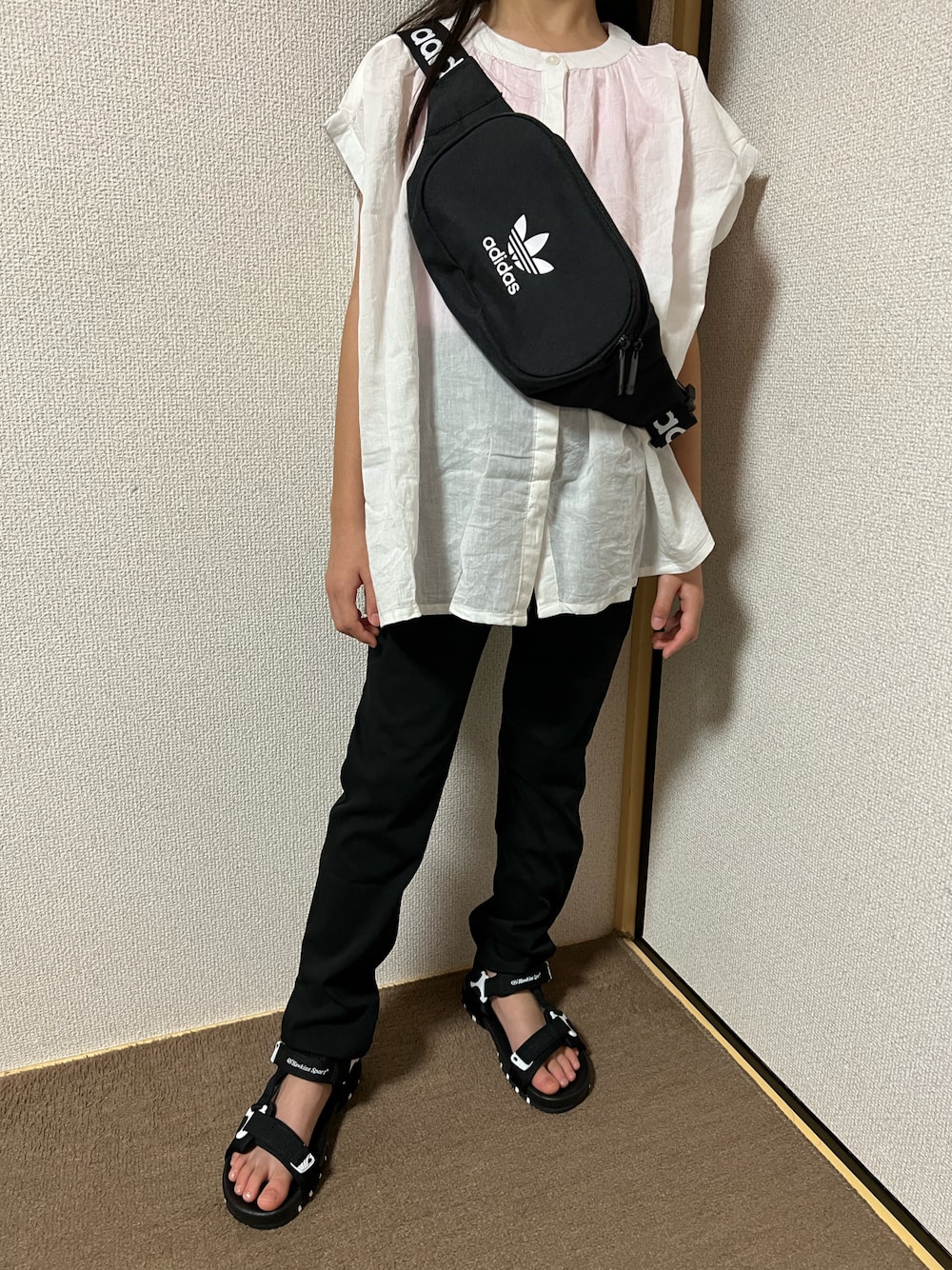 「キッズコーデ、夏コーデ、シャツスタイル、タンクトップ、ショルダーバッグ、パンツスタイル、サンダル、モノトーン、LOWRYS FARM、ローリーズファーム(LOWRYS FARM)、adidas、Branshes、GLOBAL WORK、スポーツサンダル、シンプル」｜「BRANSHESの【India】シンプルシャツ（シャツ/ブラウス、ホワイト系）」を使った、Yu-&Ri-(多忙のため不定期投稿)さん（キッズ・124cm）の夏コーディネートの1枚目の写真