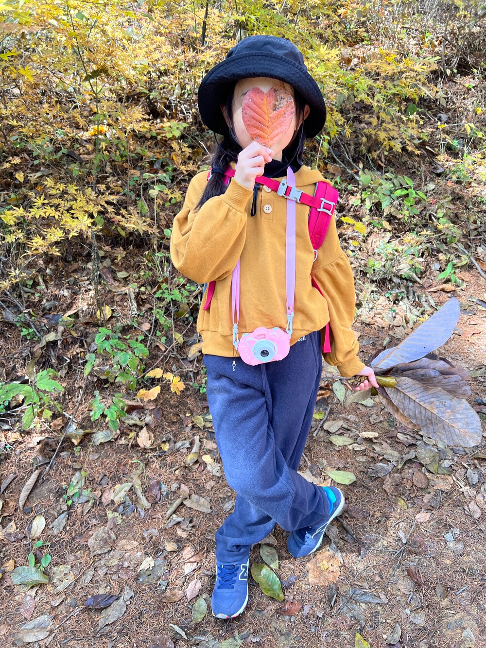 「キッズコーデ、女の子、登山、紅葉、カメラ、タートルネック、パーカー、リュック、バックパック、パンツスタイル、帽子、スニーカー、秋コーデ、カジュアル、レイヤードスタイル」｜「LOWRYS FARMのウラケギャザーパーカー　216009（パーカー、イエロー系）」を使った、Yu-&Ri-(多忙のため不定期投稿)さん（キッズ・127cm）の秋コーディネートの1枚目の写真