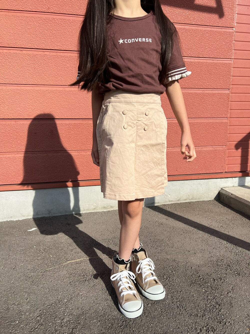 「キッズコーデ、女の子、ロゴT、カジュアル、ガーリー、Tシャツ、キュロット、スニーカー、ブラウン、ベージュ、converse、ikka、タックイン、春夏コーデ、ブラック」｜「CONVERSEの【CONVERSE/コンバース】袖デザイン半袖Tシャツ（Tシャツ/カットソー、ブラウン系）」を使った、Yu-&Ri-(多忙のため不定期投稿)さん（キッズ・122cm）の夏コーディネートの1枚目の写真