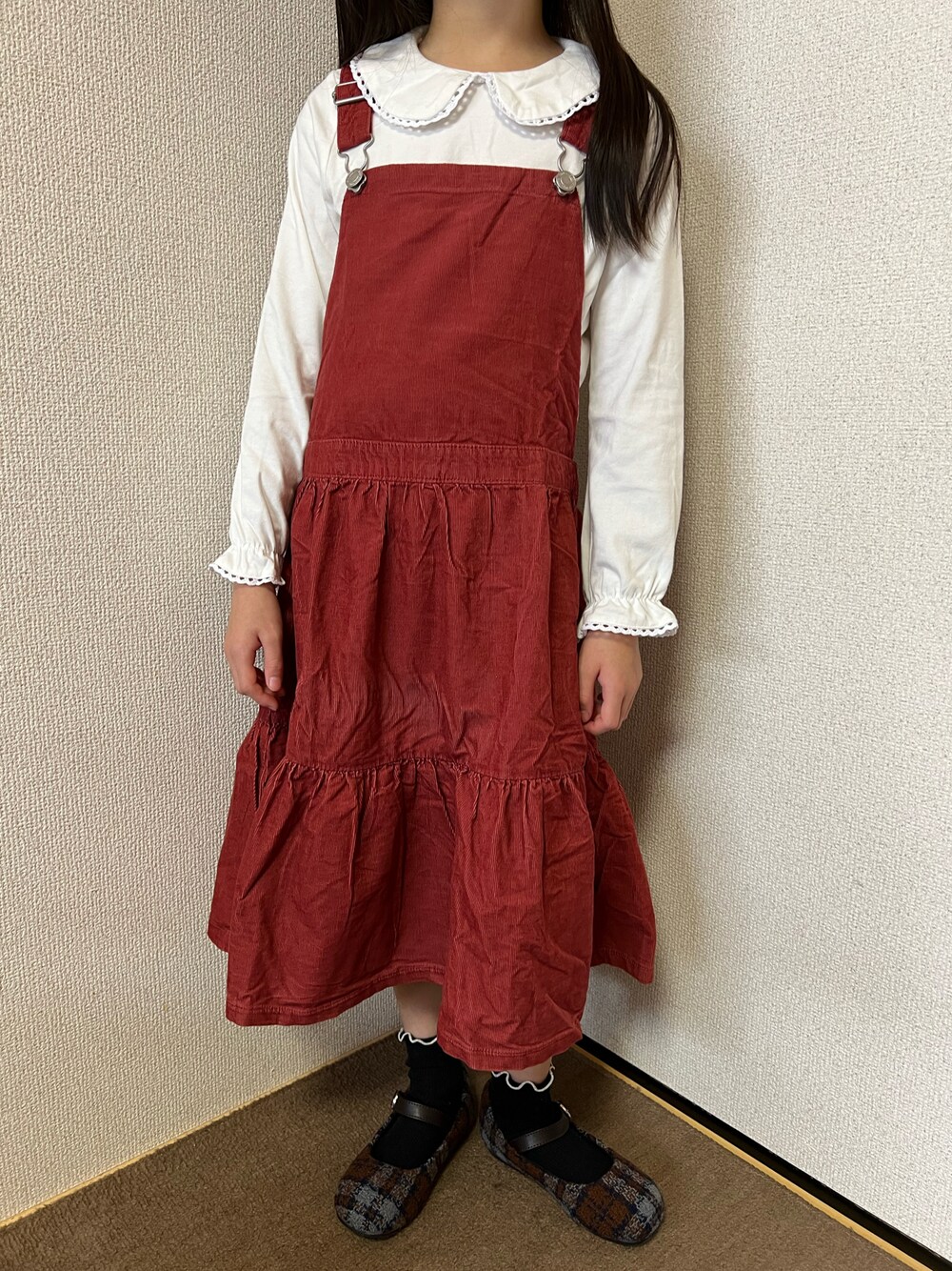 「キッズコーデ、女の子、カジュアル、ガーリー、秋コーデ、シンプル、ブラウス、ワンピース、サロペット、サロペットスカート、パンプス、チェック、レッド、ホワイト、プチプラ」｜「Maison de Raviのアイテム（シャツ/ブラウス、ホワイト系）」を使った、Yu-&Ri-(多忙のため不定期投稿)さん（キッズ・127cm）の秋コーディネートの1枚目の写真