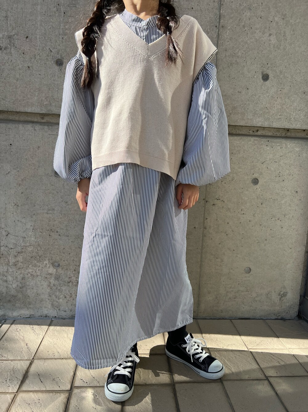 「キッズコーデ、女の子、カジュアル、ガーリー、秋コーデ、休日スタイル、レイヤードスタイル、ワンピース、ニット、ベスト、タイツ、スニーカー、ストライプ、ブルー、ブラック」｜「GLOBAL WORKのVネックベストセットワンピース/295956（ワンピース、ブラック系）」を使った、Yu-&Ri-(多忙のため不定期投稿)さん（キッズ・127cm）の秋コーディネートの1枚目の写真