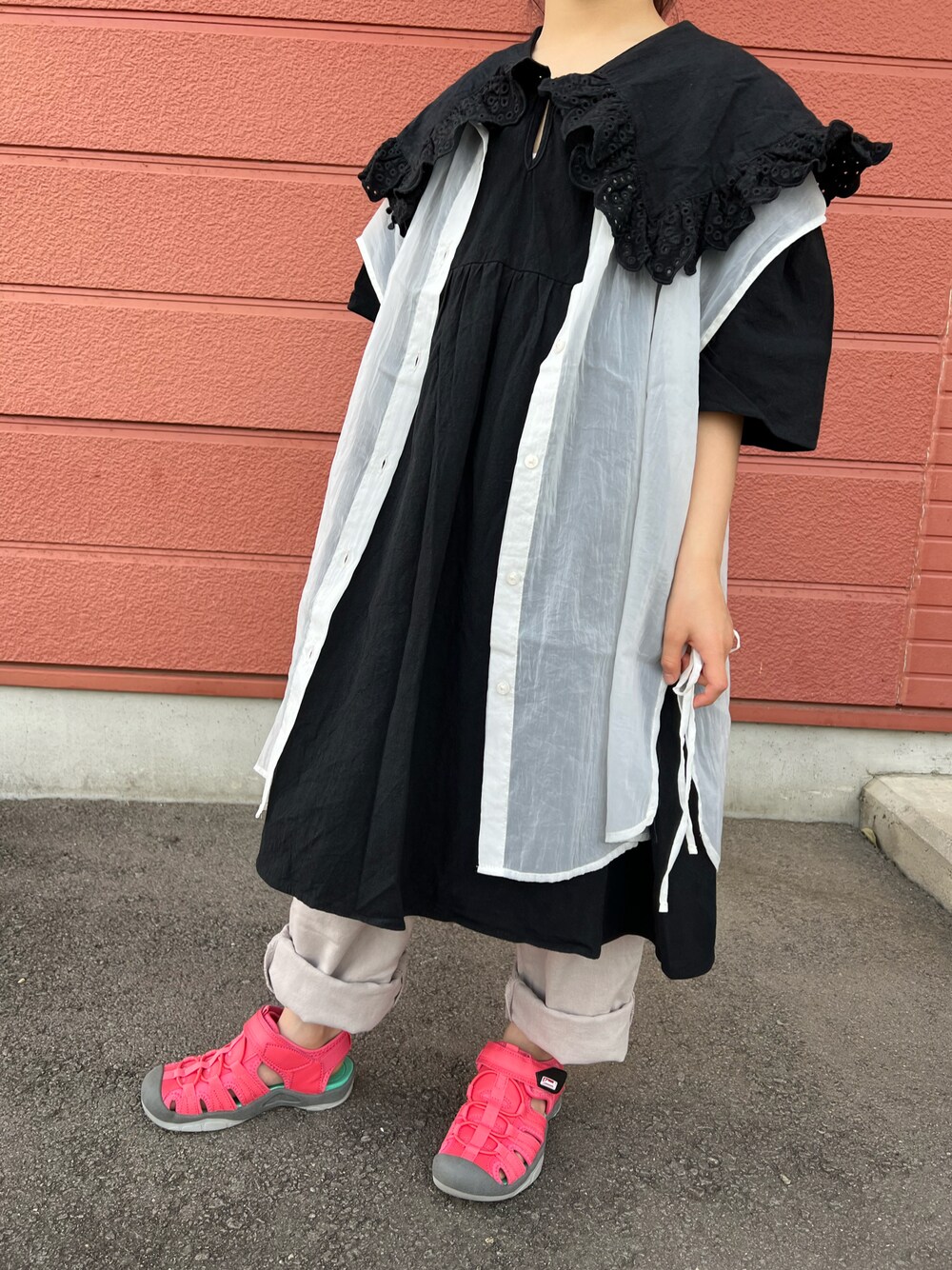 「キッズコーデ、カジュアル、ガーリー、春夏コーデ、レイヤードスタイル、ワンピース、パンツスタイル、サンダル、LOWRYS FARM、GU、apres les cours、COLEMAN、ブラック、ピンク、ロールアップ」｜「LOWRYS FARMのコットンレースカラーワンピース　942859（ワンピース、ブラック系）」を使った、Yu-&Ri-(多忙のため不定期投稿)さん（キッズ・122cm）の春コーディネートの1枚目の写真