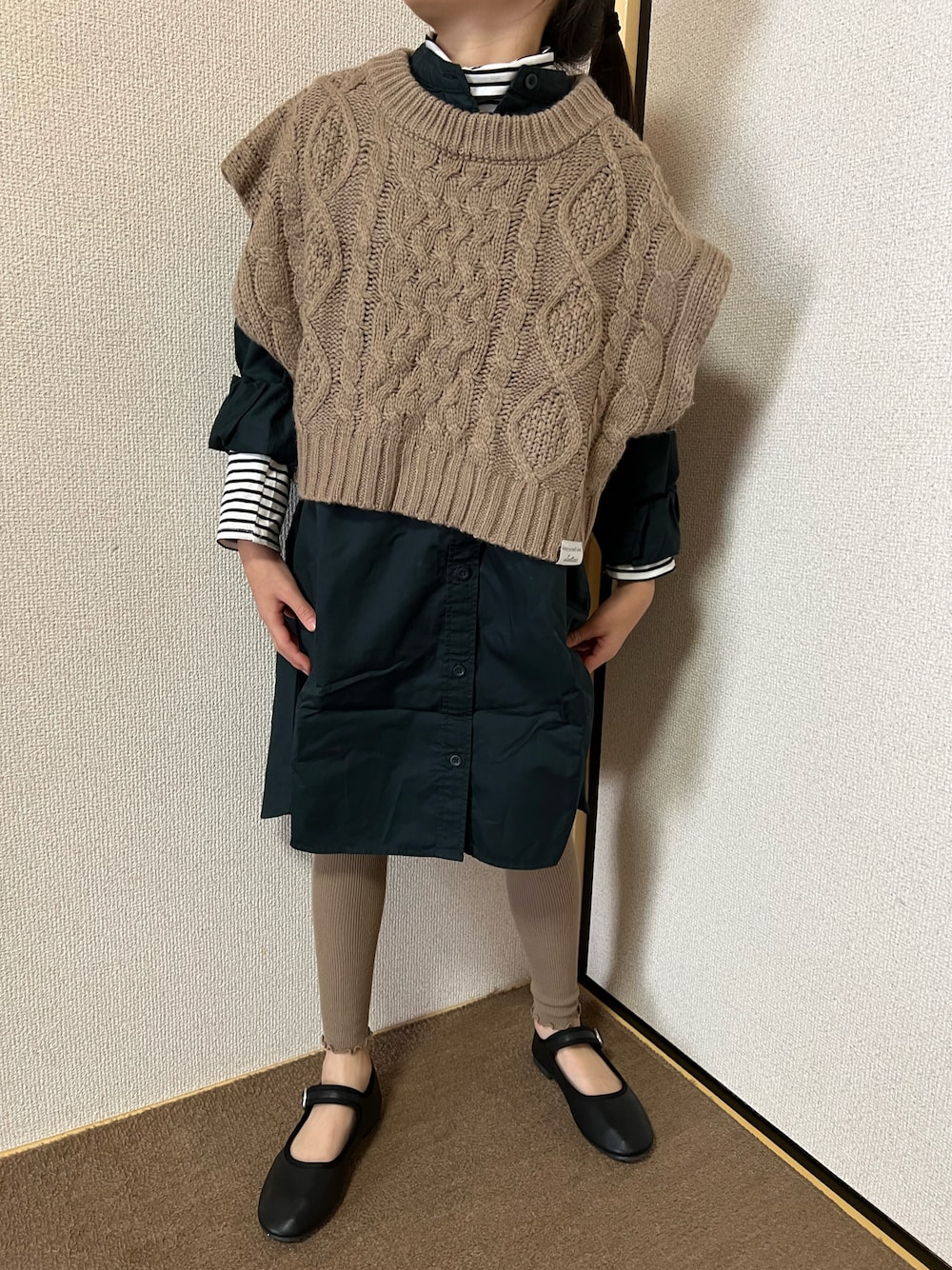 「キッズコーデ、女の子、カジュアル、ガーリー、レイヤードスタイル、ボーダー、ニット、ベスト、タートルネック、ワンピース、レギンス、バレエシューズ、Lovetoxic、ユニクロ、UNIQLO」｜「LOVETOXICのケーブルクルーネックベスト（ベスト、ブラウン系）」を使った、Yu-&Ri-(多忙のため不定期投稿)さん（キッズ・127cm）の秋コーディネートの1枚目の写真