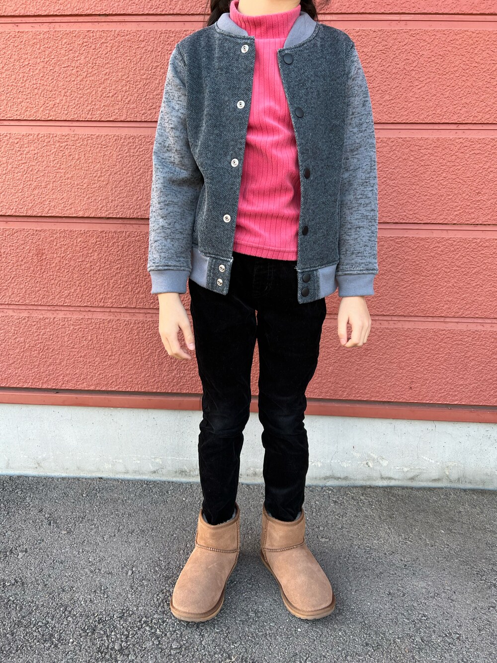 「冬コーデ、カジュアル、女の子、小学生、おしゃれさんと繋がりたい、ピンク、ブラック、ブーツ、UNIQLO、ciaopanicTYPY、Right-on、EMU Australia、スタジャン、ootd、パンツスタイル」｜「UNIQLOのアイテム（トップス、ピンク系）」を使った、Yu-&Ri-(多忙のため不定期投稿)さん（キッズ・120cm）の冬コーディネートの1枚目の写真
