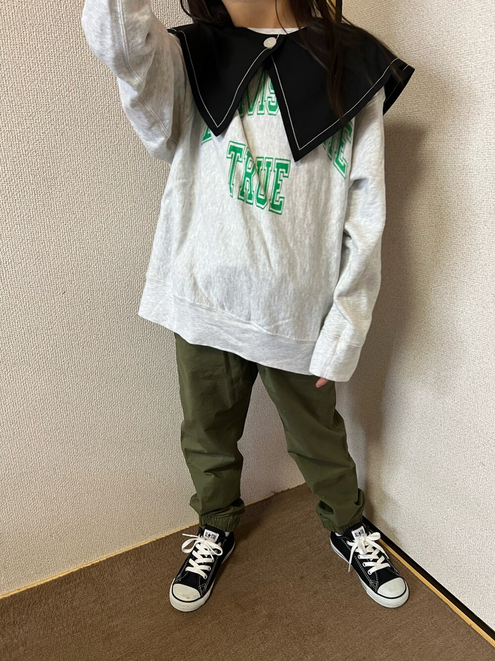 「キッズコーデ、女の子、秋コーデ、カジュアル、スウェット、ビッグカラー、カーゴパンツ、パンツスタイル、スニーカー、LOWRYS FARM、ローリーズファーム(LOWRYS FARM)、DENIM DUNGAREE、GAP、コンバース、converse」｜「LOWRYS FARMのビッグカラー２ＷＡＹブラウス　162221（シャツ/ブラウス、ブラック系）」を使った、Yu-&Ri-(多忙のため不定期投稿)さん（キッズ・127cm）の秋コーディネートの1枚目の写真
