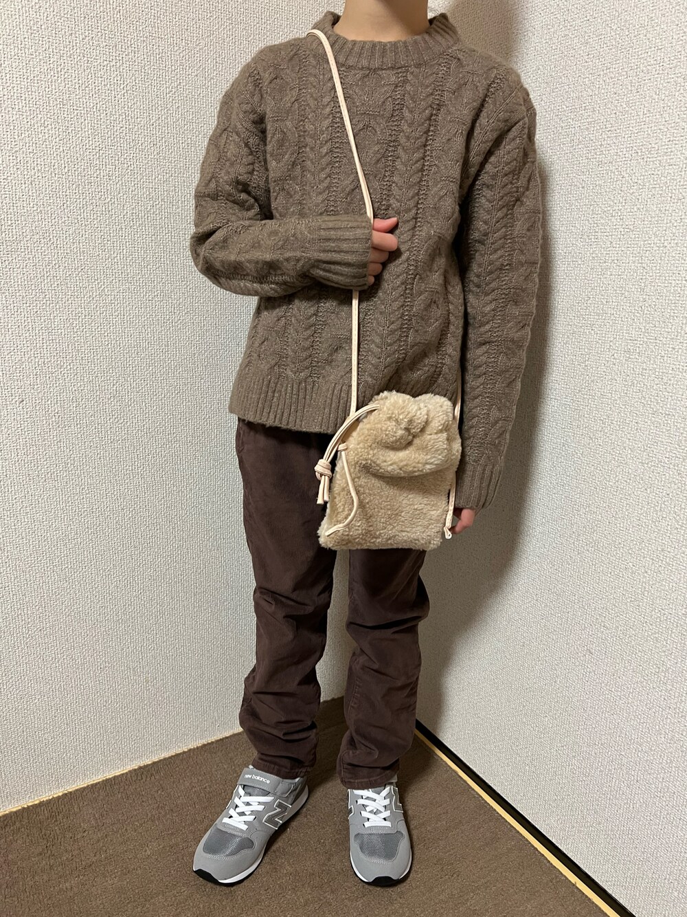 「キッズコーデ、女の子、ワントーンコーデ、秋冬コーデ、カジュアル、シンプル、ニット、ショルダーバッグ、パンツスタイル、スニーカー、ベージュ、ブラウン、グレー、秋コーデ、ニューバランス」｜「OMNESのキッズ ウォッシャブルケーブルニット（ニット/セーター、ベージュ系）」を使った、Yu-&Ri-(多忙のため不定期投稿)さん（キッズ・127cm）の秋コーディネートの1枚目の写真