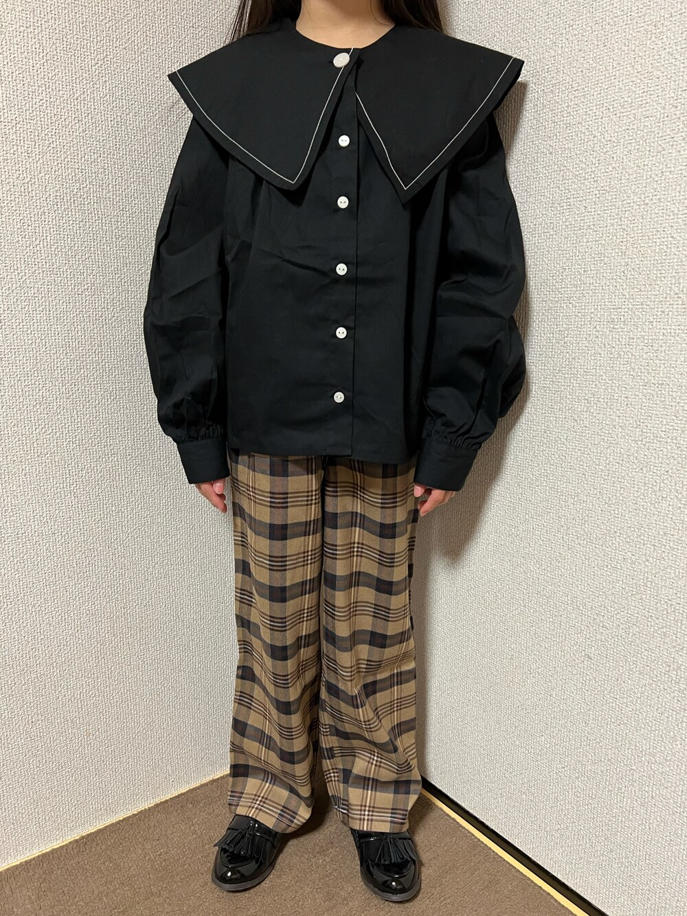 「キッズコーデ、キッズファッション、女の子、カジュアル、カジュアルコーデ、シンプル、シンプルコーデ、ビッグカラー、ブラウス、チェック、チェックパンツ、ローファー、ブラック、ベージュ、秋コーデ」｜「LOWRYS FARMのビッグカラー２ＷＡＹブラウス　162221（シャツ/ブラウス、ブラック系）」を使った、Yu-&Ri-(多忙のため不定期投稿)さん（キッズ・127cm）の秋コーディネートの1枚目の写真