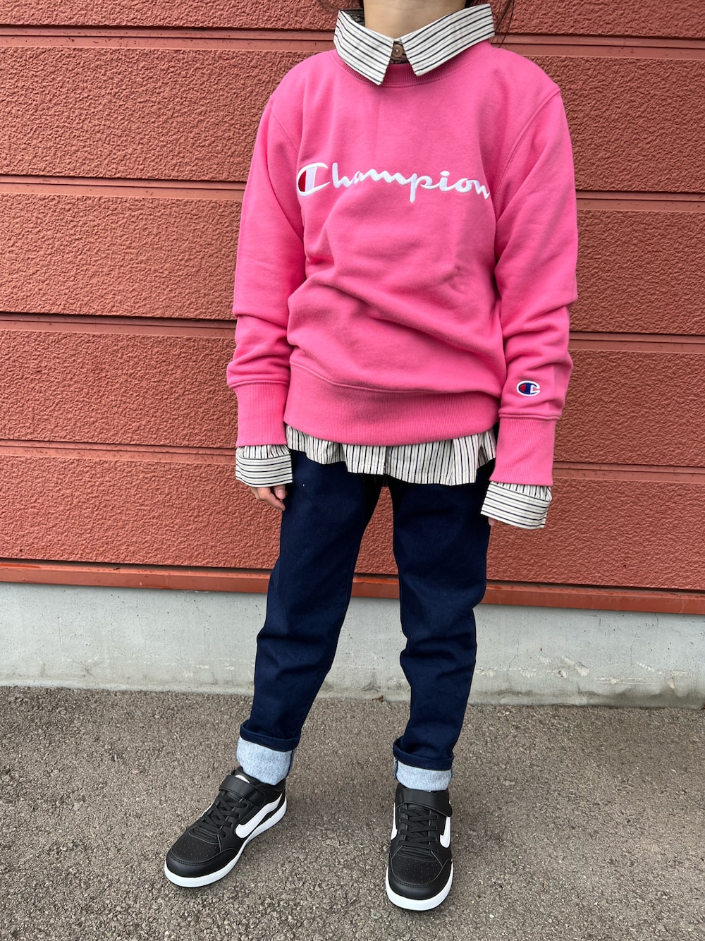 「冬コーデ、デニムパンツ、トレーナー、ロゴスウェット、シャツスタイル、スニーカー、ピンク、女の子、キッズコーデ、ブラック、レイヤードスタイル、カジュアル、ワンポイント、オーバーサイズ、ロールアップ」｜「Championの【Champion】スクリプトロゴスウェット（スウェット、ピンク系）」を使った、Yu-&Ri-(多忙のため不定期投稿)さん（キッズ・120cm）の冬コーディネートの1枚目の写真