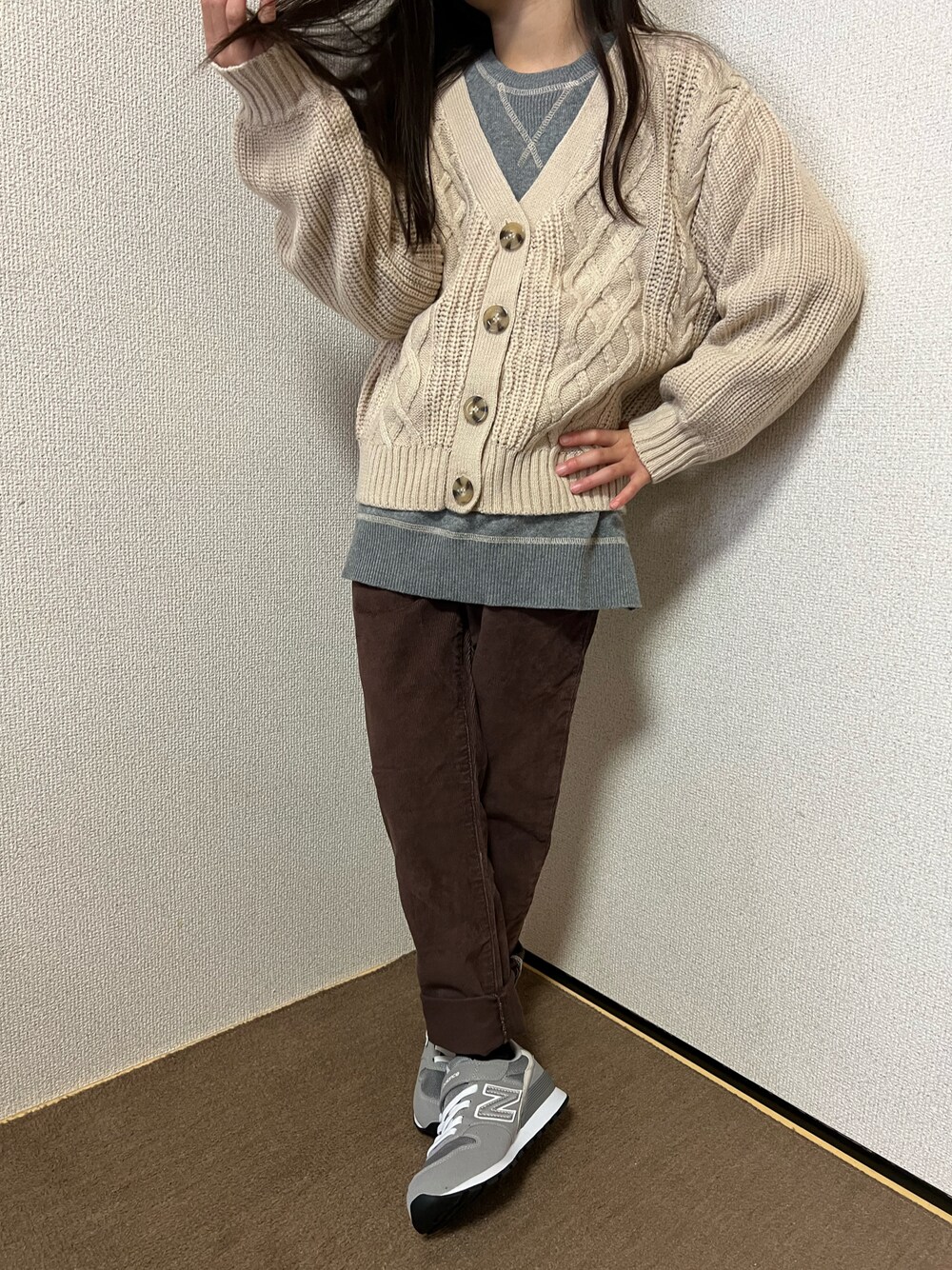 「キッズコーデ、女の子、レイヤードスタイル、秋コーデ、カジュアル、カジュアルコーデ、ニット、スウェット、コーデュロイ、パンツスタイル、スニーカー、ベージュ、グレー、ブラウン、カーディガン」｜「LOVETOXICのニットカーディガン（ニット/セーター、ベージュ系）」を使った、Yu-&Ri-(多忙のため不定期投稿)さん（キッズ・127cm）の秋コーディネートの1枚目の写真