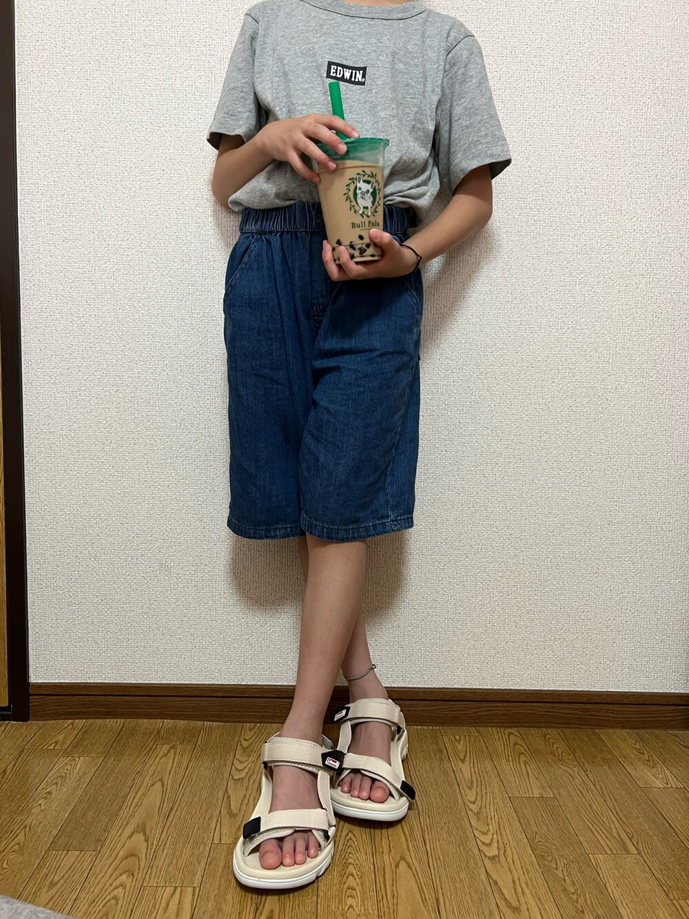 「キッズコーデ、夏コーデ、ハーフパンツ、Tシャツ、スポーツサンダル、サンダル、EDWIN、aimoha(aimoha)、COLEMAN、グレー、ベージュ、ブルー、デニム、タピオカ、カジュアルコーデ」｜「EDWINの【公式】定番の【BOXロゴ】 Tシャツ（Tシャツ/カットソー、グレー系）」を使った、Yu-&Ri-(多忙のため不定期投稿)さん（キッズ・124cm）の夏コーディネートの1枚目の写真